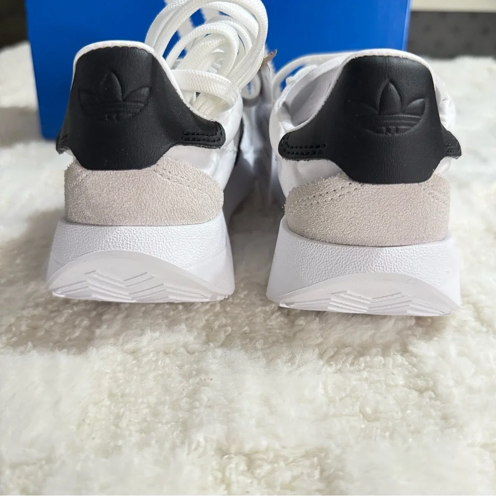 Adidas Kids White and Black Striped Sneakers size 10k 10T unisex NEW - NWT